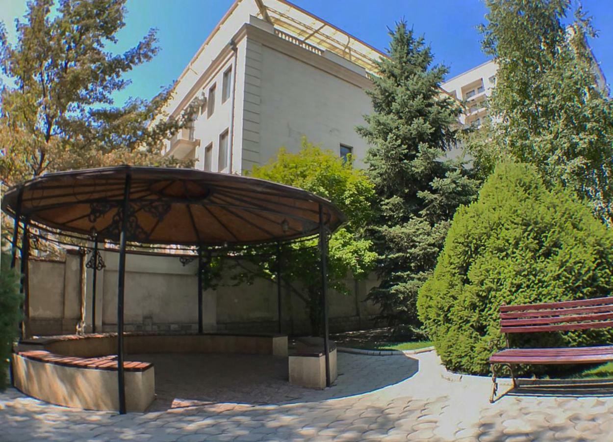 Spacious And Cozy Apartment In Bishkek Center Exterior photo